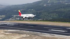 Un avin aterriza en el aeropuerto vigus de Peinador.