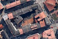 Imagen cenital de la casa en el interior del patio de luces.