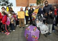 Hasta tres generaciones de la comunidad escolar de Rubi�ns se manifestaron ayer en el colegio. 