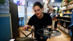 Rosa, en su nuevo puesto de trabajo como camarera en la hamburguesera Eder de Esteiro.