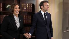La vicepresidenta de EE.UU., Kamala Harris, con el presidente franc�s, Emmanuel Macron, en M�nich