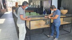 El alcalde Luis Fern�ndez Guiti�n y el arque�logo Francisco Alonso Toucido junto a una vitrina que muestra una vasija de cer�mica reconstruida a partir de fragmentos hallados en las excavaciones 