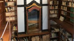 Un aspecto de la biblioteca de la Fundaci�n Belarmino Fern�ndez Iglesias, instalada en una capilla del pazo de Ribas, en Rosende