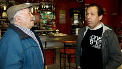 Emilio Arias (a la derecha) hablando con uno de los muchos vecinos que se interes� por el estado de su padre