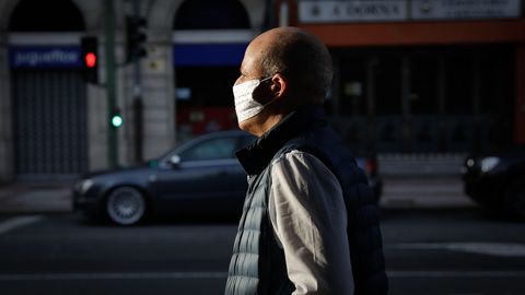 Personas con masacarilla por las calles de A Corua