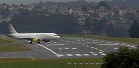 Momento en el que el avi�n de Vueling procedente de Sevilla aterrizaba ayer en Alvedro, en una jornada en la que no hubo desv�os.
