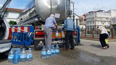 Los vecinos de Betanzos continan surtindose de las cisternas contratadas por el Concello.