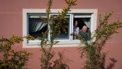 Los vecinos de Coutelana sufren la invasi�n de plantas desde el talud que se levanta desde la otra acera.