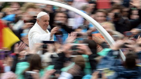 El papa saluda a a la multitud desde el papamvil