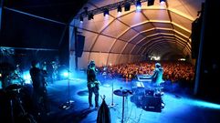 El concierto de Los Secretos se celebr� el s�bado en una carpa en la que, de madrugada, se armaron mesas y sillas para la comida del domingo de la Festa do Lac�n con Grelos.