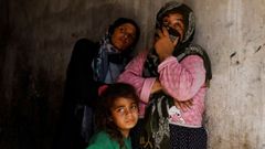 Civiles se refugian en un edificio en medio de un bombardeo israel�.