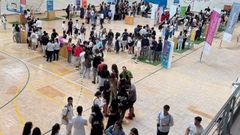 Vista de algunas de las colas que se formaron durante la maana frente a los puntos que informaban de servicios y actividades del campus