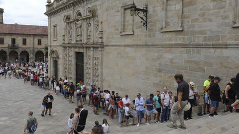 Turistas y peregrinos haciendo cola en la Catedral de Santiago