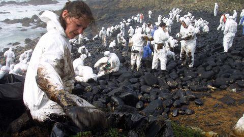 Voluntarios de Baleares limpiando el litoral en marzo de 2003