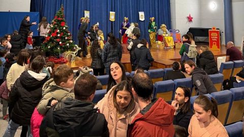 Un aspecto de la recepci�n ofrecida por los Reyes Magos en la Casa de Cultura de Sober