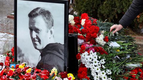 Flores junto a un retrato de Navalni en su tumba, en un cementerio de Moscú
