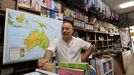 Santiago Mayo est al frente de Mayso, la tienda de la ra Rosala de Castro especializada en libros de texto y juguetes educativos, fundada por su padre en 1971
