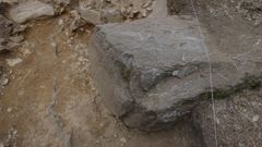 Uno de los bloques de piedra descubiertos en el recinto de la aldea prehistrica de Vilarello. Los arquelogos creen que son los restos de un monumento megaltico que se levant en este lugar antes de que se construyese el poblado, entre los siglos XI y IX antes de Cristo