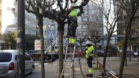 Los trabajos para retirar la iluminación navideña de la ciudad están muy avanzados.