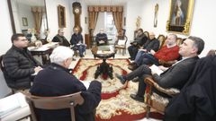 El obispo Fernando Garc�a Cadi�anos, primero por la derecha, mantuvo este martes en la Residencia Betania de Viveiro un encuentro con arciprestes; previamente hab�a celebrado con comunicadores el patr�n de los periodistas, San Francisco de Sales