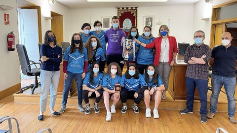 Las futbolistas fueron homenajeadas por su segunda clasificacin en el campeonato Local Galicia Snior