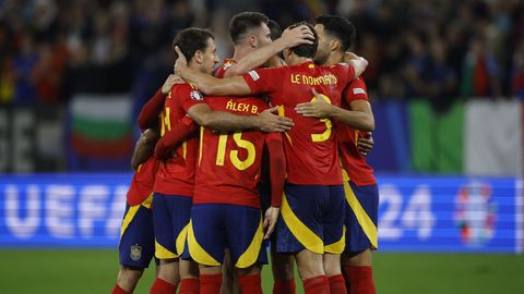 Los jugadores de la selecci�n espa�ola celebran la victoria al finalizar el partido