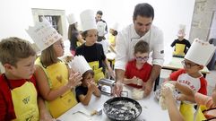 La actividad de gastronomía para niños que dirigió el cocinero monfortino Martín Mantilla se celebró en el torreón de la cárcel vieja