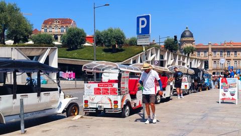 Veh&iacute;culos para turistas estacionados en Oporto.