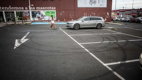 Las marcas de los trompos a�n eran visibles ayer en el aparcamiento de A G�ndara.