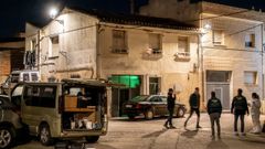 Agentes de la Guardia Civil y Criminal�stica examinan la vivienda donde el detenido mat� presuntamente a su padre 