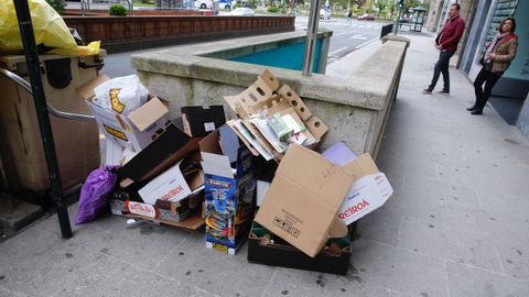 Segundo da (mircoles) con la basura de las calles sin recoger