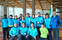 Los atletas de la Gimnstica, con su trofeos tras el campeonato.