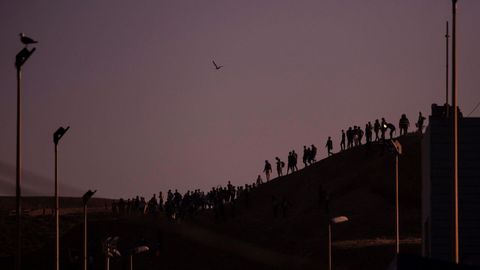 Varios migrantes esperan para tratar de cruzar la frontera de Marruecos en Ceuta