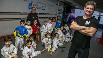 Juan Luis Mart�nez, con parte de sus pupilos en la sede del Natural Sport.