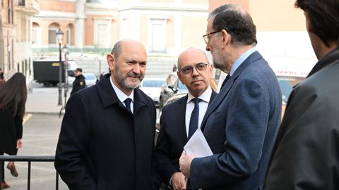 Rafael Louz�n charla con Mariano Rajoy a la salida de la capilla ardiente