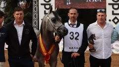 Los hermanos V�zquez Latas (tercero por la izquierda y tercero por la derecha), con el caballo campe�n de Espa�a.