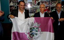 Crespo recibi� de manos de Barreto la bandera de Cabeiras de Basto.