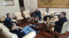 El alcalde recibi� a los integrantes de la unidad Vioxen: Rogelio Ramos e Isabel Carballeira (sentados, de frente a la c�mara)