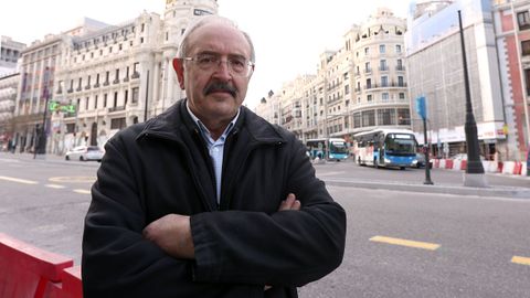 Ram�n Villares, en el entorno de la Gran V�a, en Madrid, donde present� su nuevo ensayo.