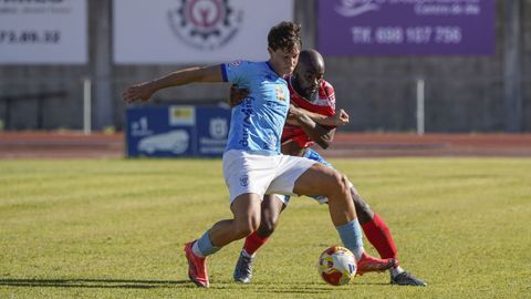 Tonini protege la pelota ante Konat, en la visita del Viveiro al Barco, en la jornada 2, su ltima titularidad.