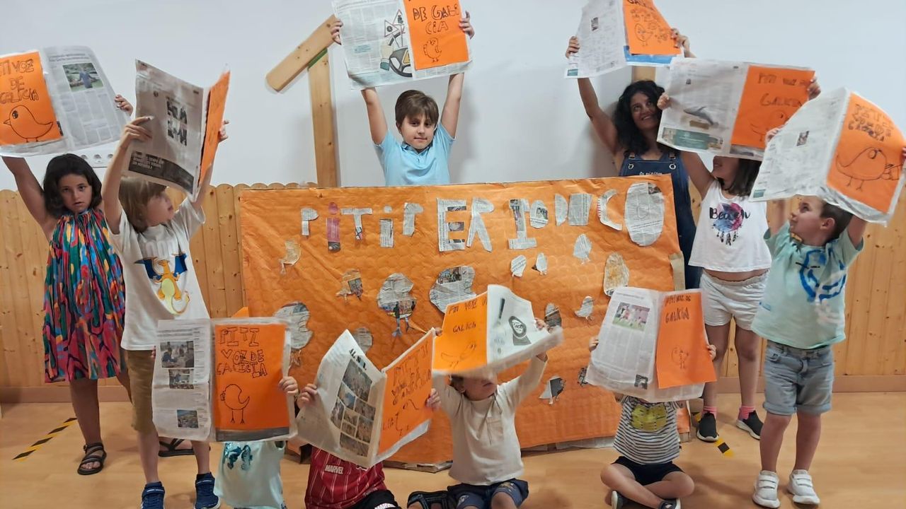 Los niños de Os Pitiños se meten a periodistas en A Coruña