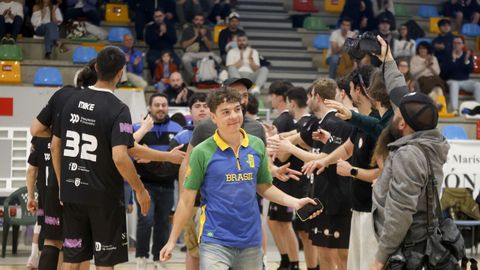 Los jugadores del Sigaltec hicieron el pasillo de honor a los integrantes del Os Ingleses Rugbi Club antes de su partido con el Bosco Salesianos.