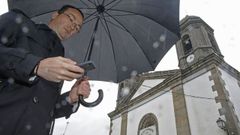 El sacerdote Juan Pablo Alonso, destinado en Vilalba, cuenta detalles del sistema de toque electr�nico de campanas instalado en la iglesia parroquial de la capital chairega