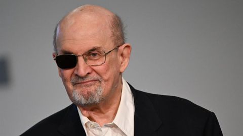 Salman Rushdie, en una imagen reciente, meses despu&eacute;s de la agresi&oacute;n en Nueva York que casi le cuesta la vida.