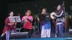 Nuria, ngeles, Cho y Martina (en la foto, de izquierda a derecha), pandeireteiras locales, se encargaron de los Vivas da Terra en la vigesimotercera edicin del Pasabodeghas en Sarandn.