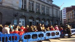Colas de ovetenses en los accesos al Teatro Campoamor para la recepci�n de los ayudantes de los Reyes Magos