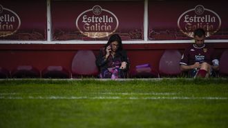 Lupe Murillo y el capit�n �lex Gonz�lez, en el banquillo de Pasar�n, esperando respuestas tras el final del partido ante el Avil�s 