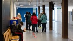 Personas esperando este s�bado por la tarde en el vacun�dromo del HULA para participar en el ensayo.