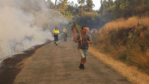 Incendio forestal en Meln, entre las aldeas de Quins y Vilaverde