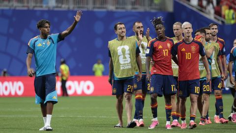 Los jugadores de la selecci�n agradecen el apoyo de su afici�n tras la goleada a Arabia Saud�.